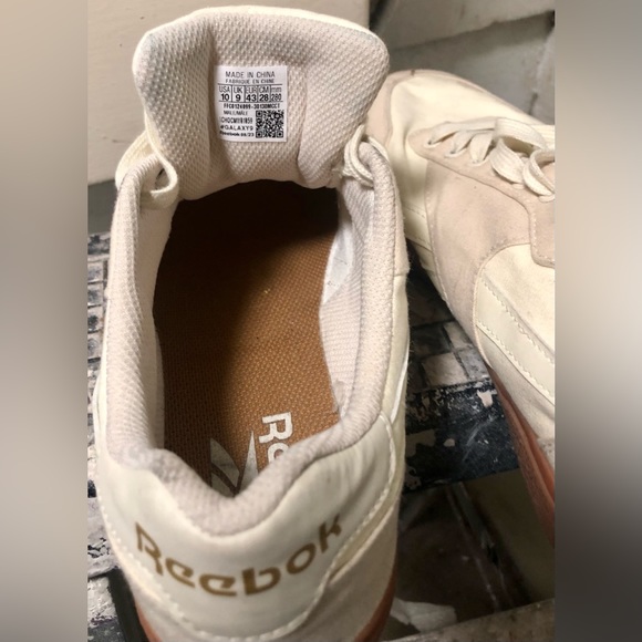 White/Crème & Gold lettering Reeboks, men’s size 10 - Picture 8 of 8